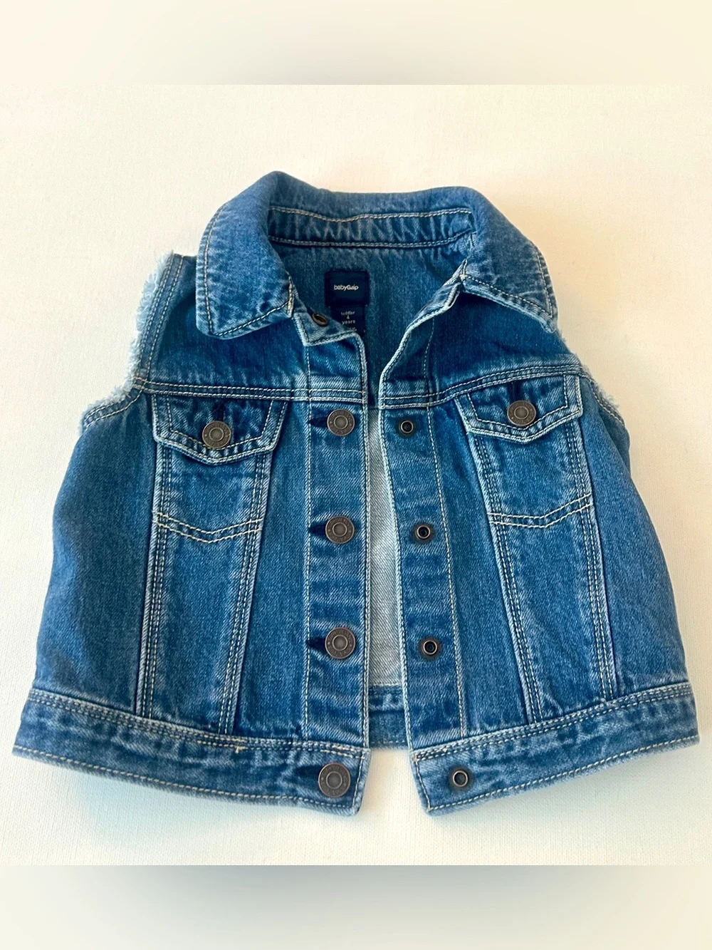GAP girl’s Denim vest. frayed sleeveless edges, chest flap pocket.  Size 4T.